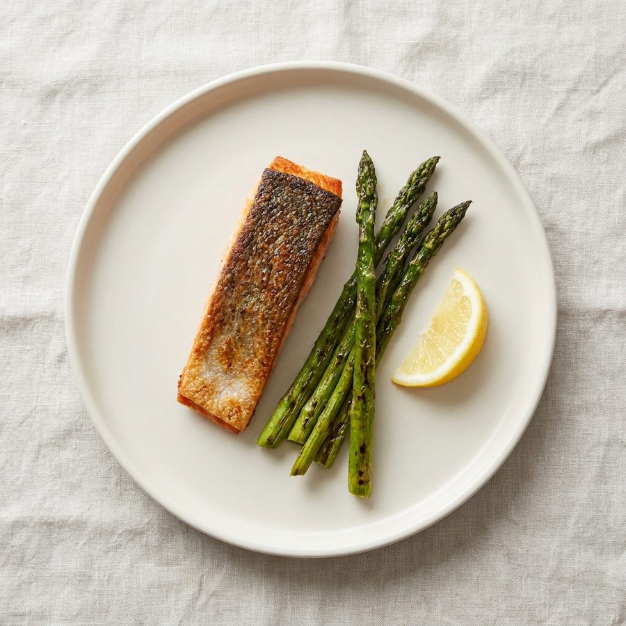 Salmón con piel crujiente y espárragos